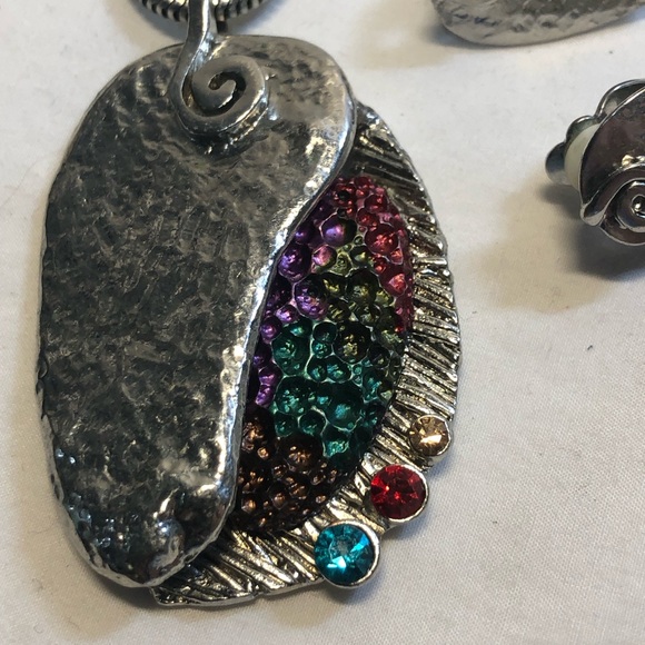 Vintage Silver Toned Necklace Matching Clip on Earrings, faux Jewelled accents - Picture 2 of 13